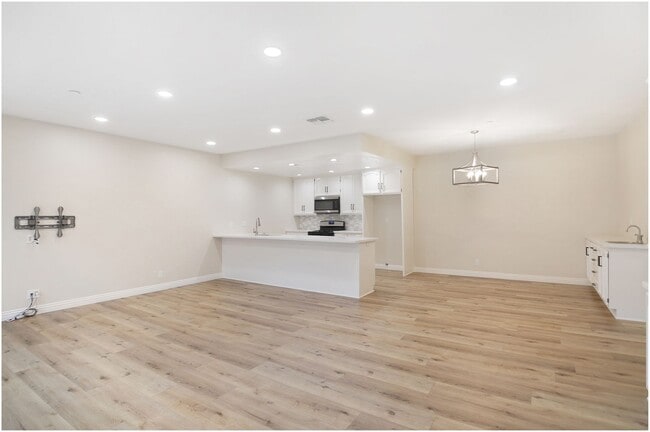 Foto del edificio - 17200 Newhope St