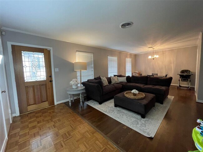 Foto del edificio - 7702 Betty Jane Ln