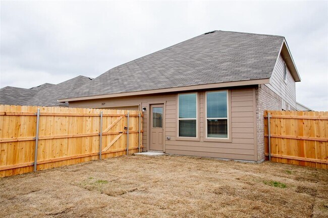 Building Photo - 1829 Cross Oaks Dr