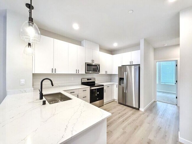 Building Photo - Charming 3-Bedroom Townhome with Modern Am...