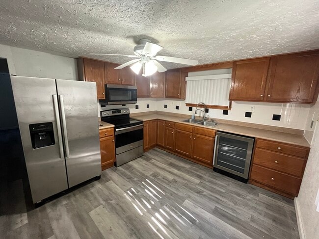 Kitchen - 210 Howard Dr