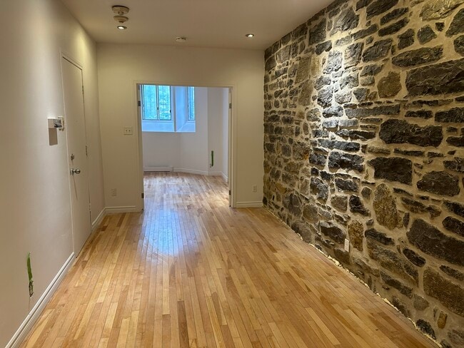 Building Photo - 5944-5950-5956 Avenue du Parc