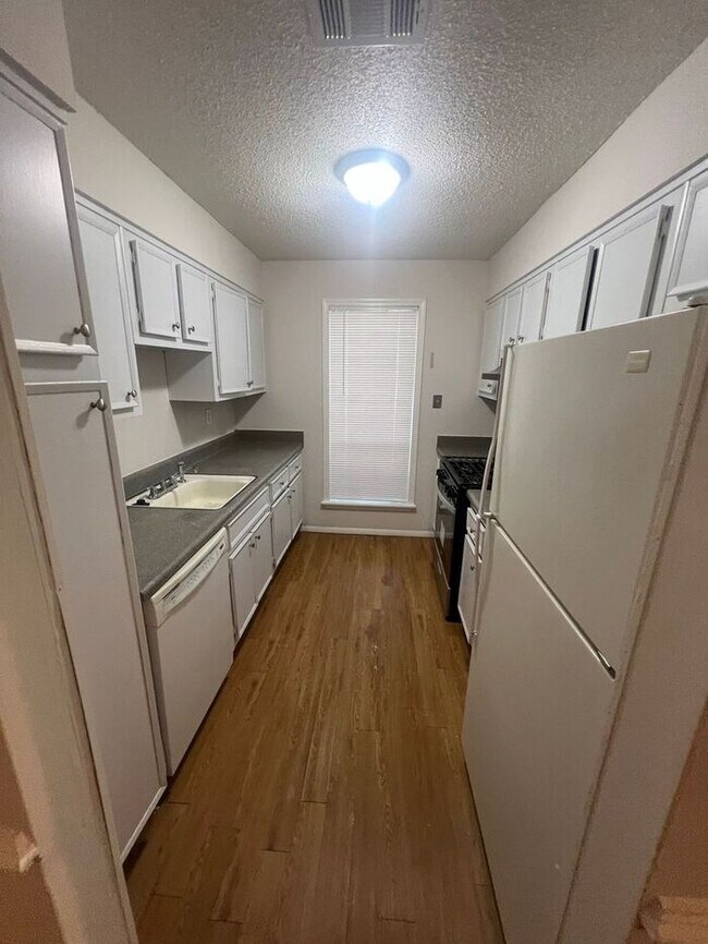 Foto del edificio - FINALLY a 3 bedroom 2 bath ranch duplex av...