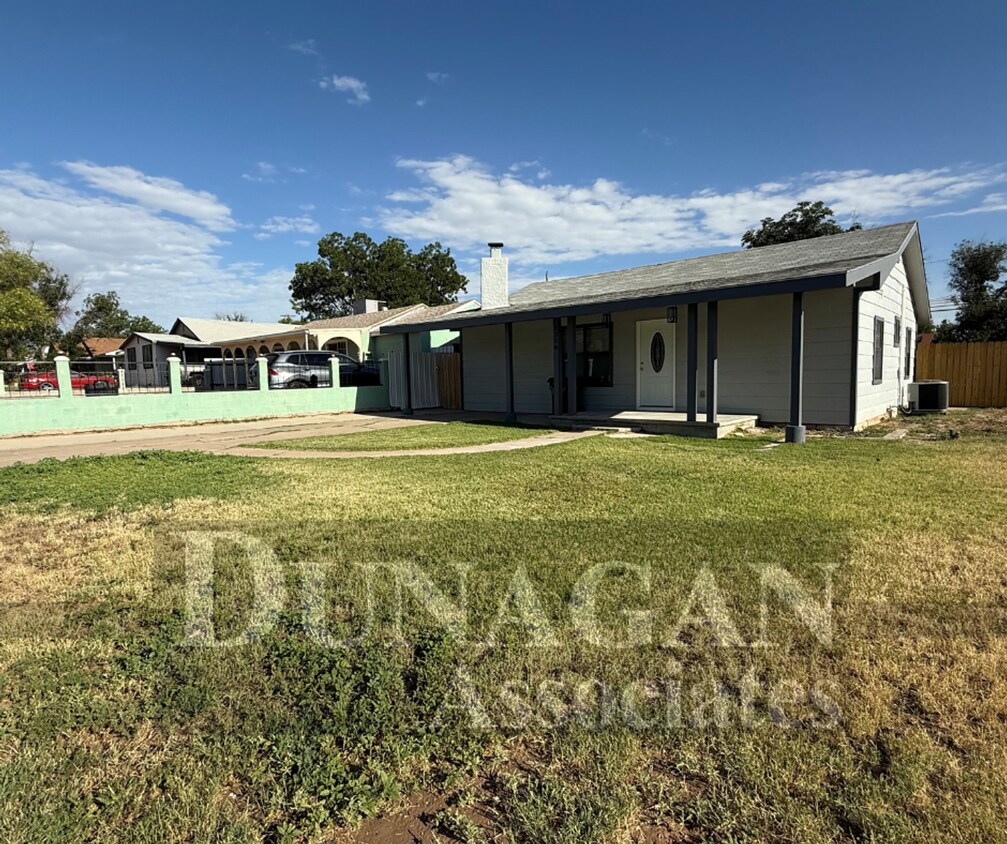 Foto principal - Charming 3 bed, 2 bath home - Newly remode...