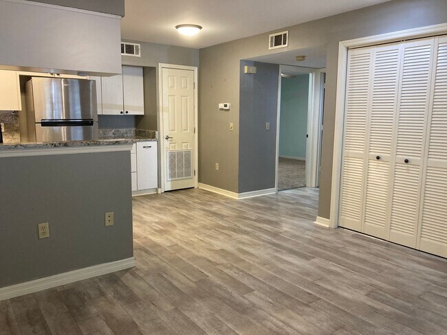 Foto del edificio - 2 bedroom, 2 bath ground level condo with ...