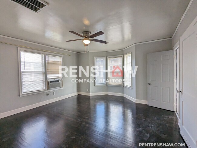 Foto del edificio - Renovated 1/1 Duplex Now Available - Corne...