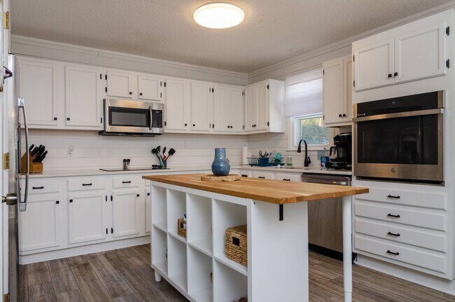Building Photo - 700 Charlotte Ave