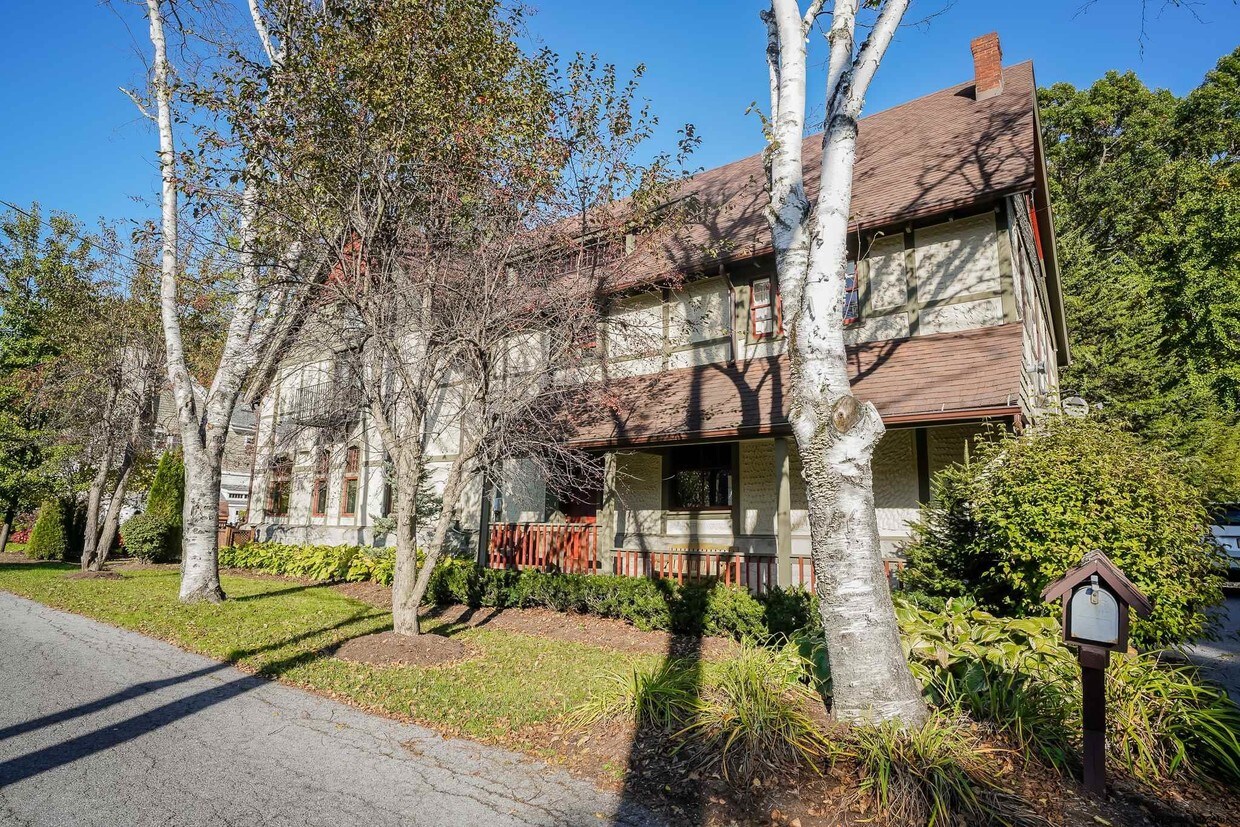 10 Carriage House Ln, Saratoga Springs, NY 12866 Room for Rent in