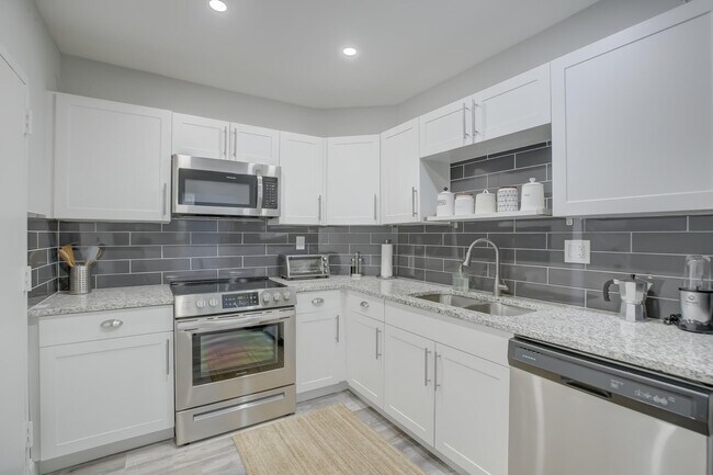 Building Photo - 500 Bayview Dr
