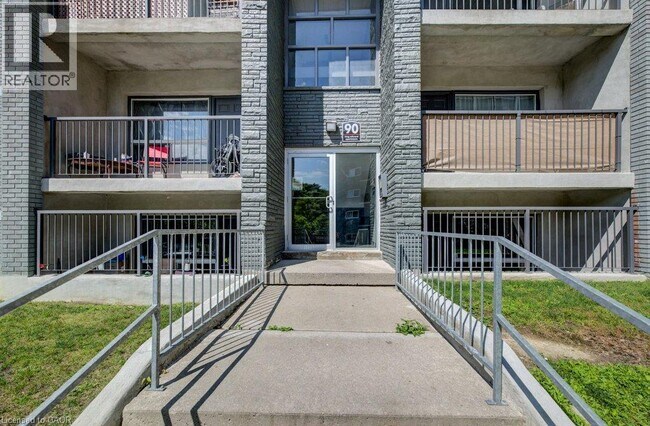 Photo du bâtiment - 90 King Edward Ave