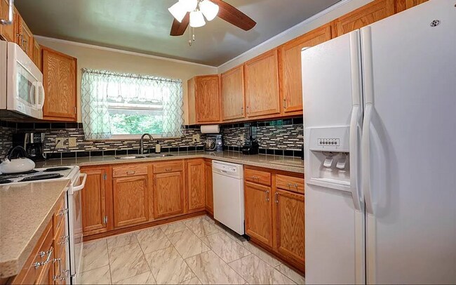 Foto del edificio - Three Bedroom Two and Half Ranch Style hom...