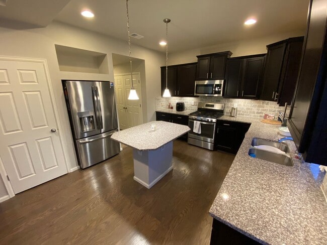 Building Photo - Oakwood 4 Bed 4 Bath Home in Banning Lewis...