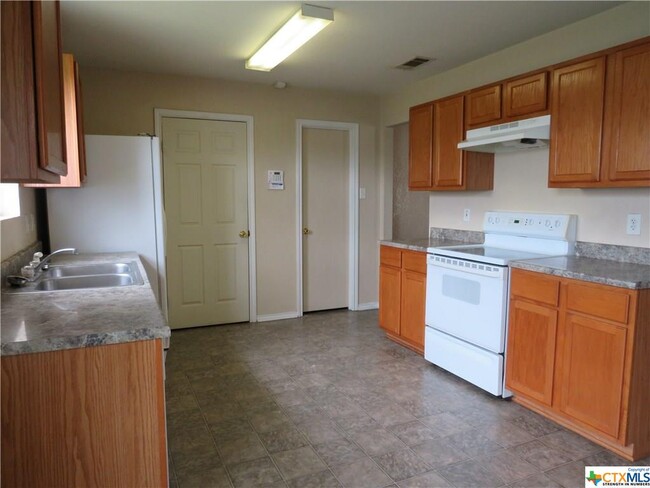 Building Photo - 3500 Viewcrest Dr