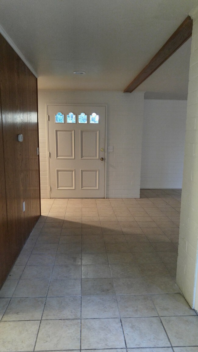 Building Photo - 1157 East Ave