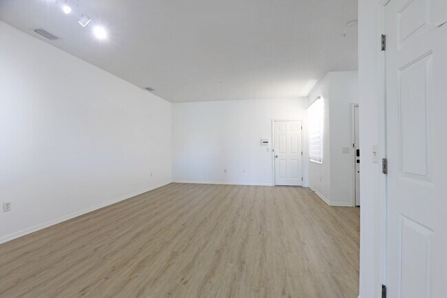 Building Photo - Spacious 3 Bed 2.5 Bath Townhouse Right Of...