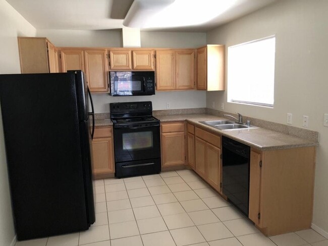 Building Photo - 600 Hosking Ave. # 12-D, Bakersfield CA 93307