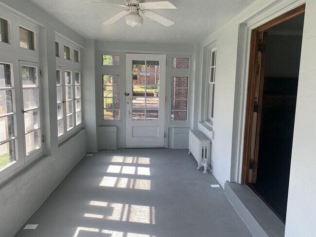 Foto del edificio - 136 Broadway