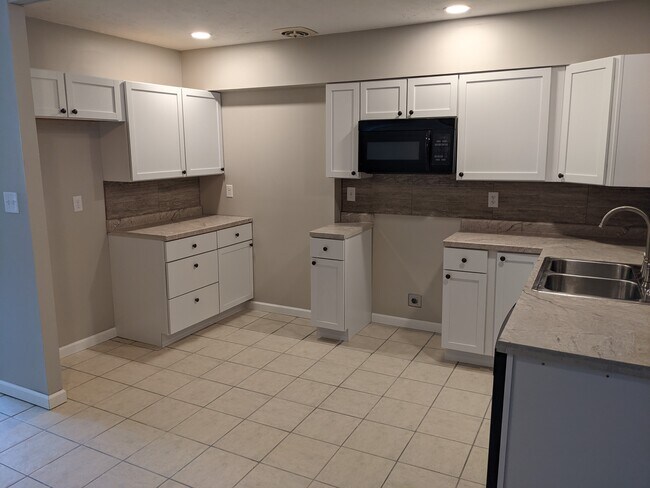 Foto del edificio - 728 Lymington Rd