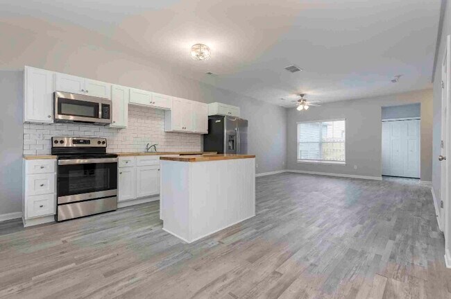 Building Photo - 812 Vincennes St