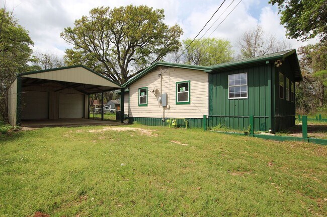 Building Photo - Coming Soon! 3 Bedroom 2 Bath in Bullard! ...