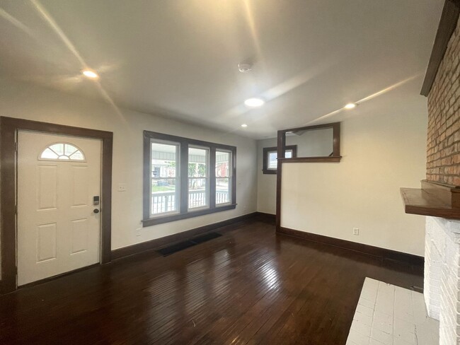 Building Photo - 667 Miller Ave