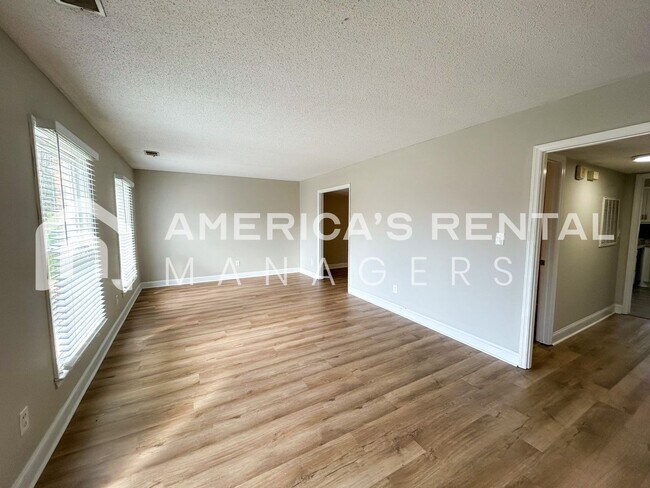 Foto del edificio - MOVE-IN SPECIAL!!! - Townhome available in Pelham! - Sign a lease by 4/15 to get HALF OFF YOUR FI...