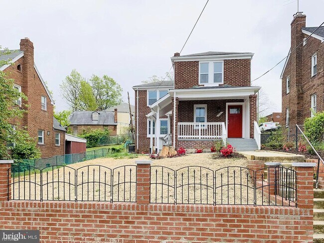 Foto del edificio - 2 br, 1 bath Duplex - 235 Division Avenue ...