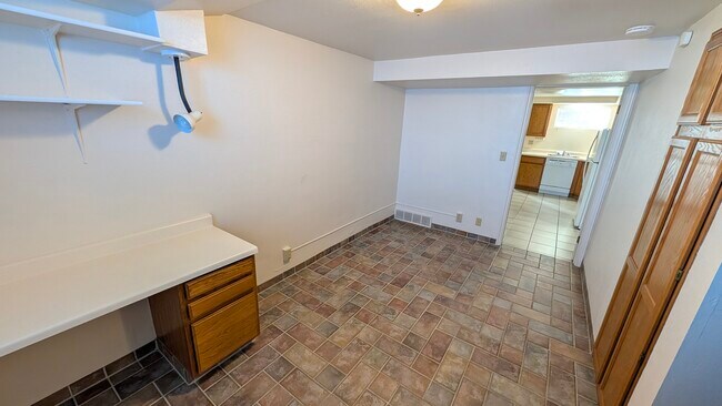 Foto del edificio - 303 S Douglas St