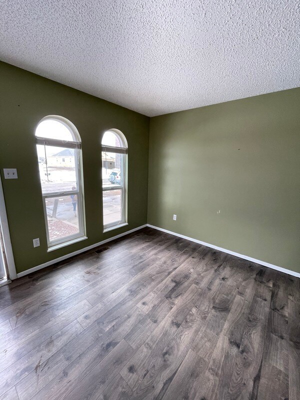 Building Photo - 405-405 E Stardust Dr