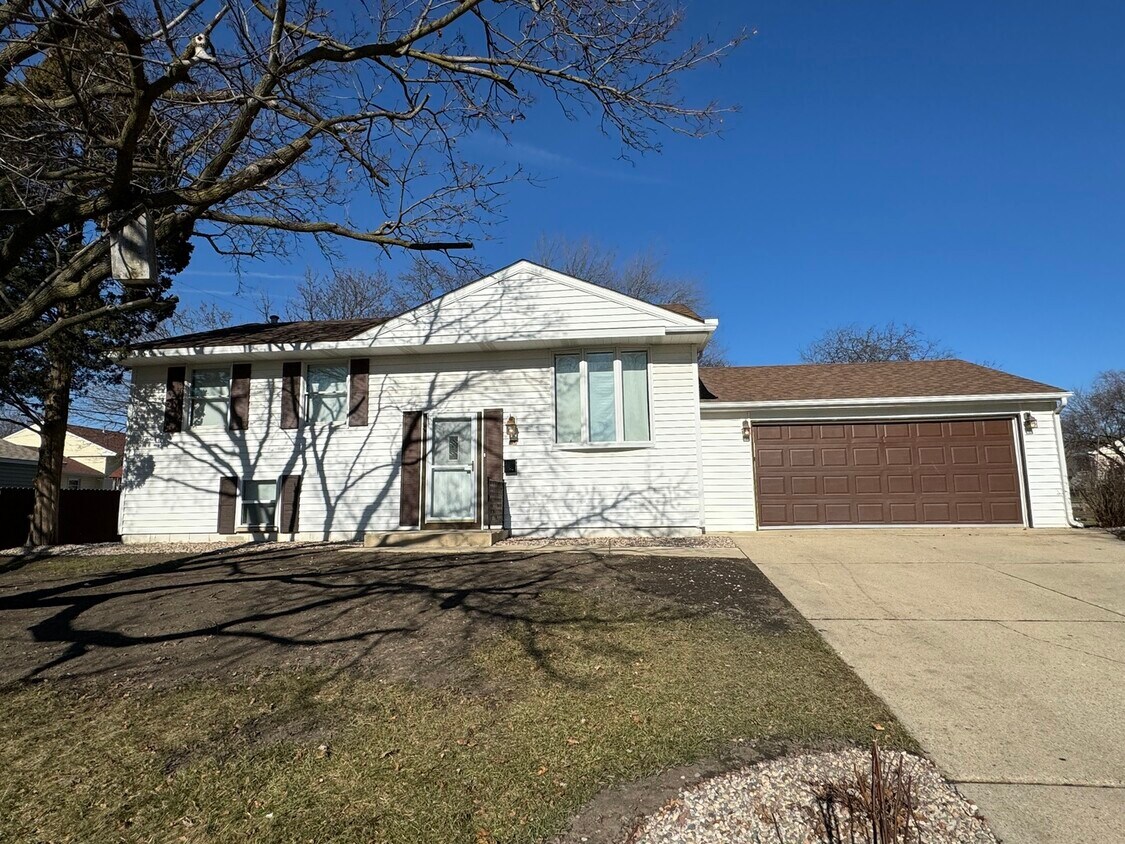714 Woodland Heights Blvd, Streamwood, IL 60107 House Rental in