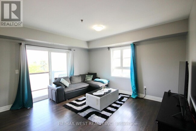 Building Photo - 60 Baycliffe Cres