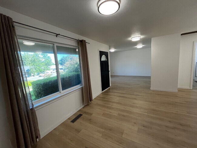 Building Photo - Charming 3BR Home in Serene Cloverdale - M...