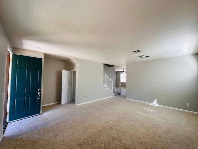 Foto del edificio - Full Bedroom and Bathroom Downstairs