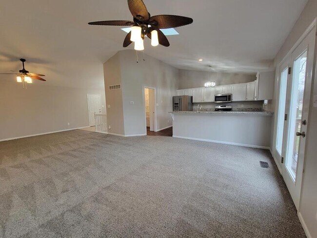 Building Photo - 330 Villa Dr