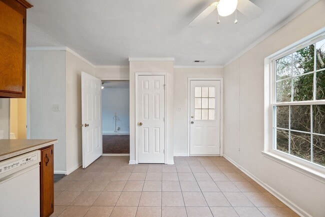 Building Photo - 3 Bed 1.5 Bath Home for Rent in Newport Ne...