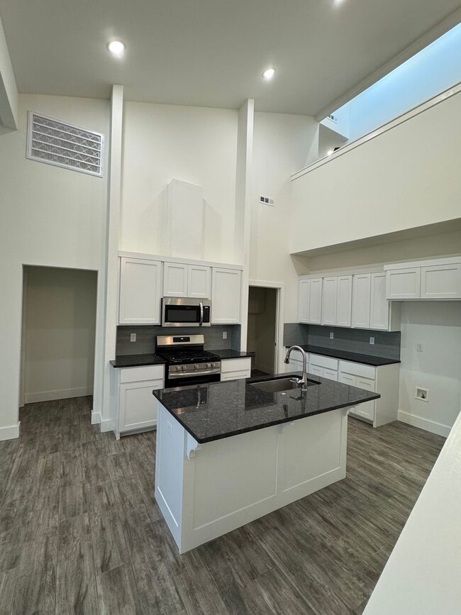 Foto del edificio - New Construction 2 Story Townhome in Cente...