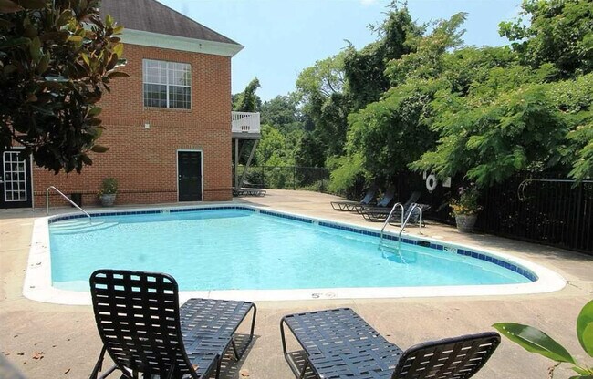 Foto del edificio - 300 Riverbend Dr