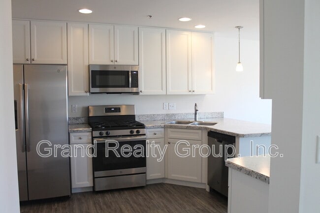 Building Photo - 7106 Country Club Hills Dr