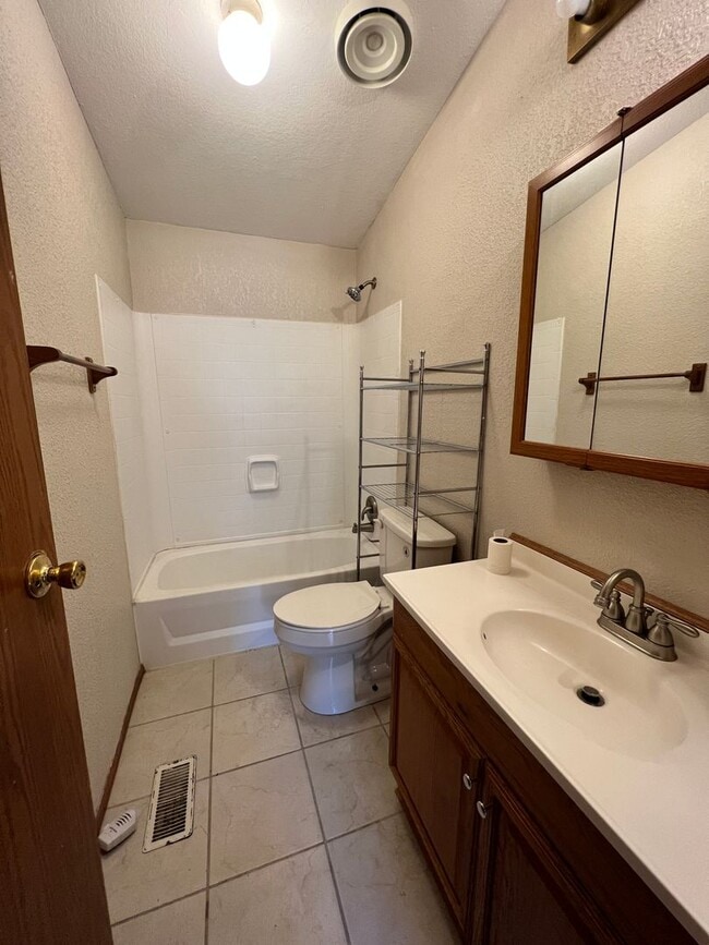Building Photo - Country living close to town on 1 acre!