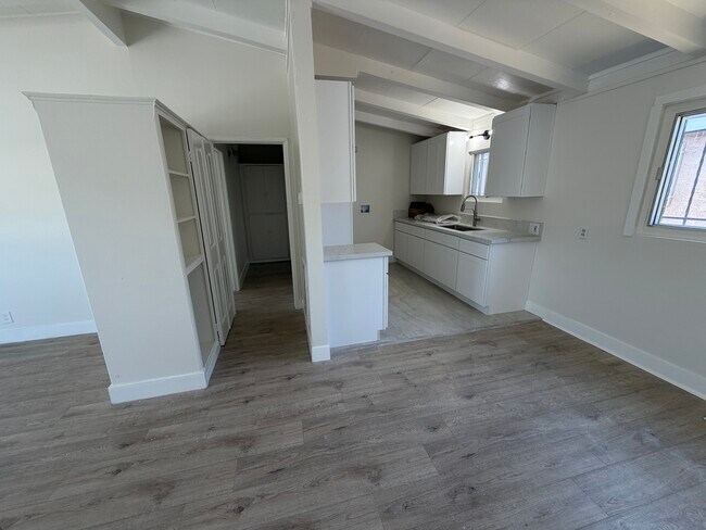 Foto del edificio - 2612 W Century Blvd