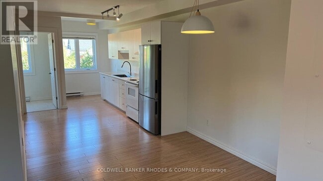 Photo du bâtiment - 737-737 Gladstone Ave