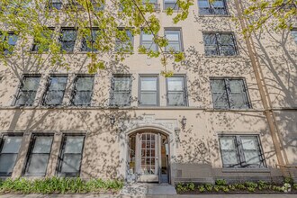 Building Photo - 7059 N Damen Ave