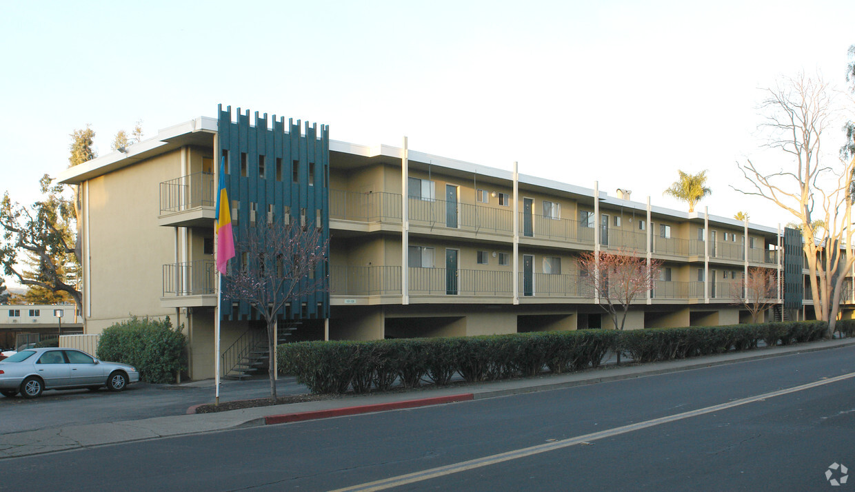 Primary Photo - Park Plaza Apartments