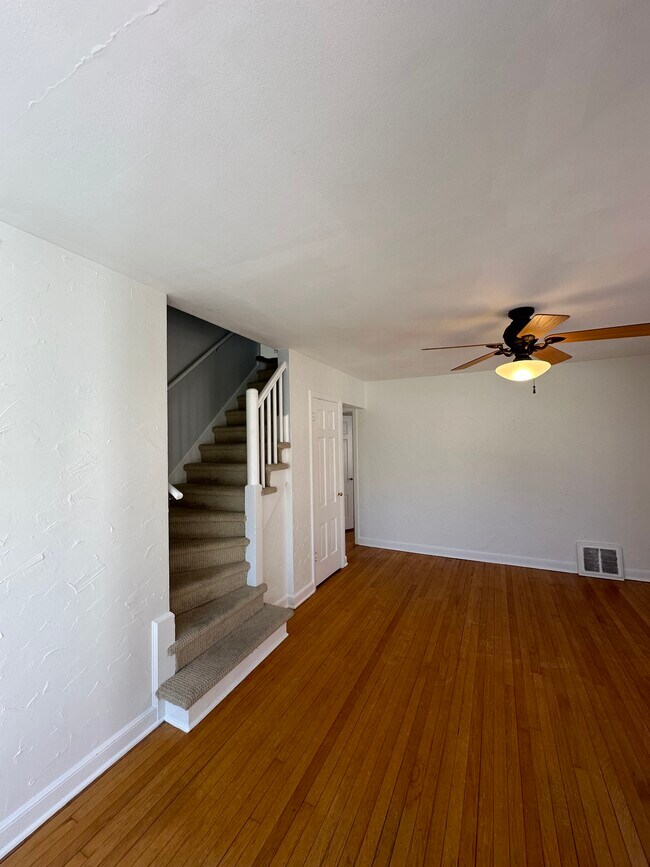 Building Photo - Cozy 4bd/1ba Whitefish Bay Townhouse Avail...