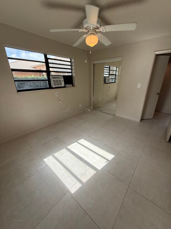 Building Photo - 4816 SW 58th Ave