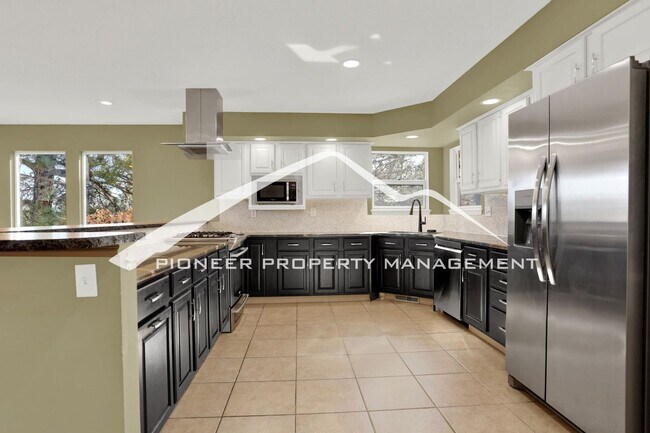 Foto del edificio - 5 bedroom, 3.5 bath home in North West Colorado Springs
