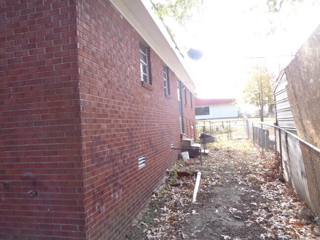 Building Photo - 3924 Sanders St