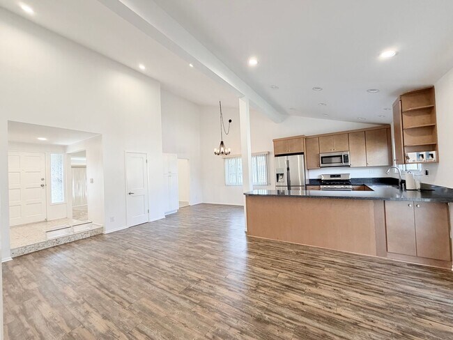 Foto del edificio - Beautifully Updated 4-Bedroom, 2-Bathroom Home in a Prime Location