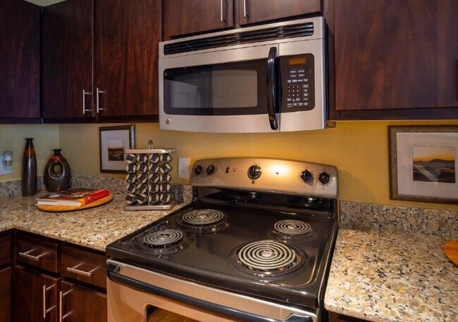 Foto del edificio - 8787 Woodway Dr
