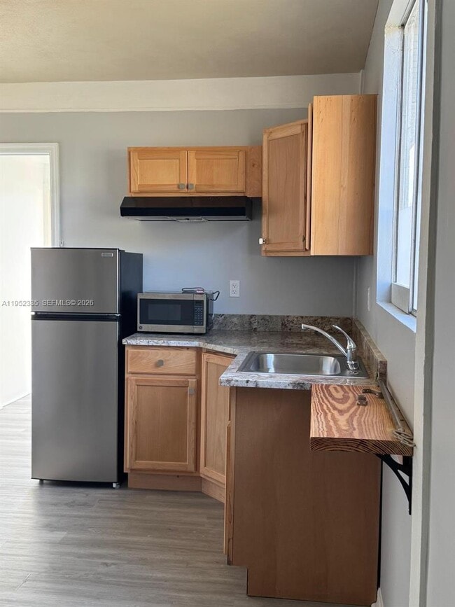 Building Photo - 910 SW Airoso Blvd